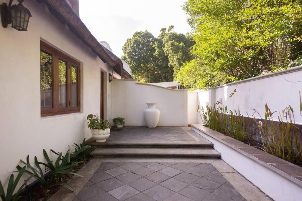 Mawethu Peaceful Garden With Covered Pool And Braai Area Кейптаун Екстериор снимка